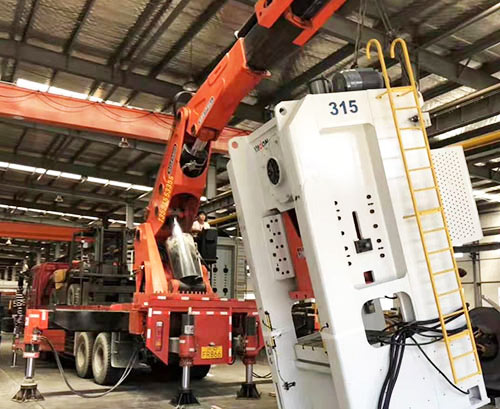 安庆附近随车吊出租，轻松解决运输难题