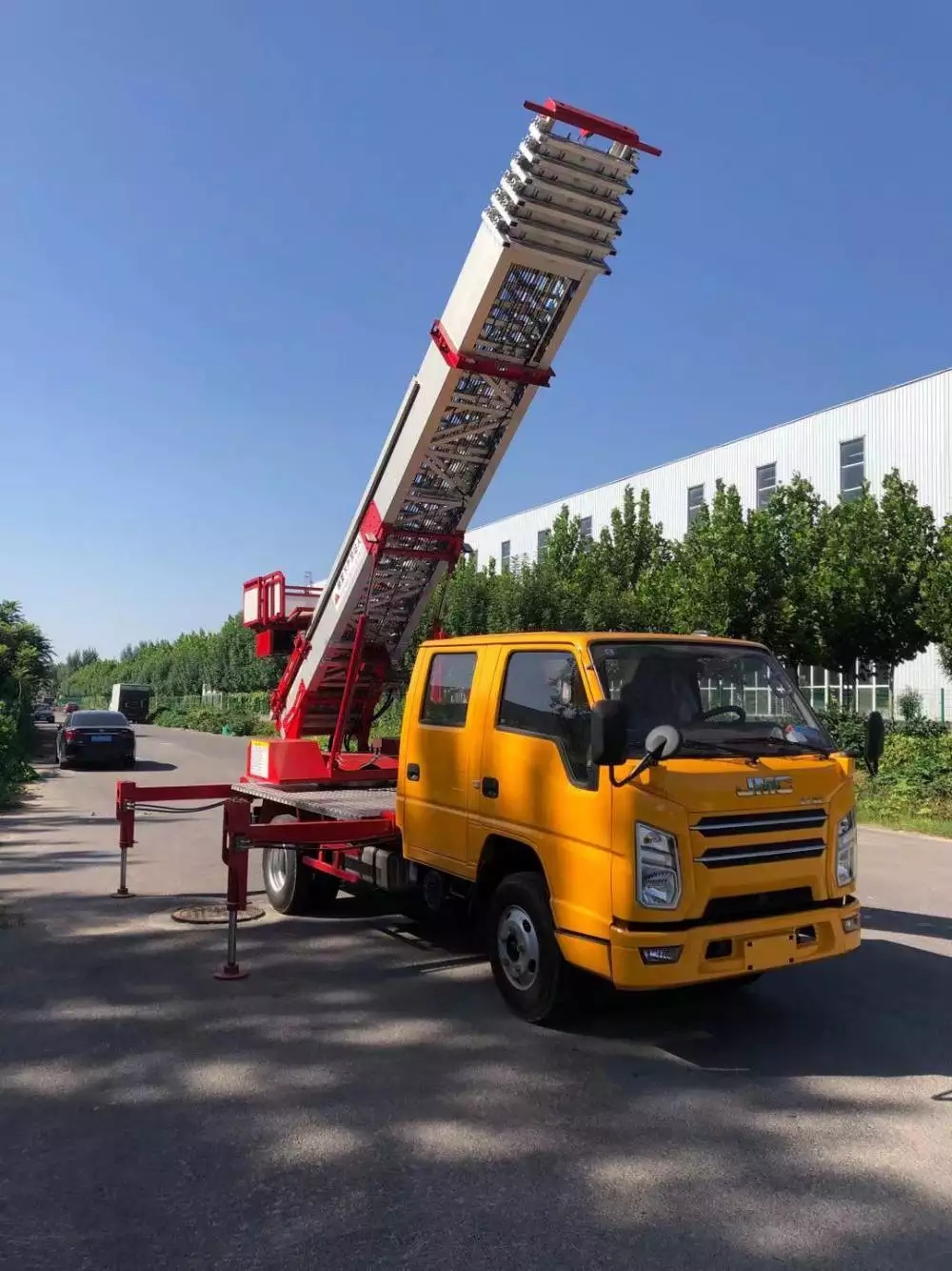 安庆附近的云梯车出租服务：轻松解决高空作业需求