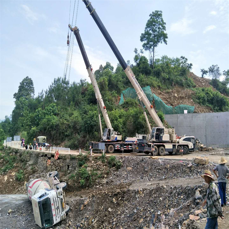 安庆汽车掉沟里叫吊车救援要多少钱